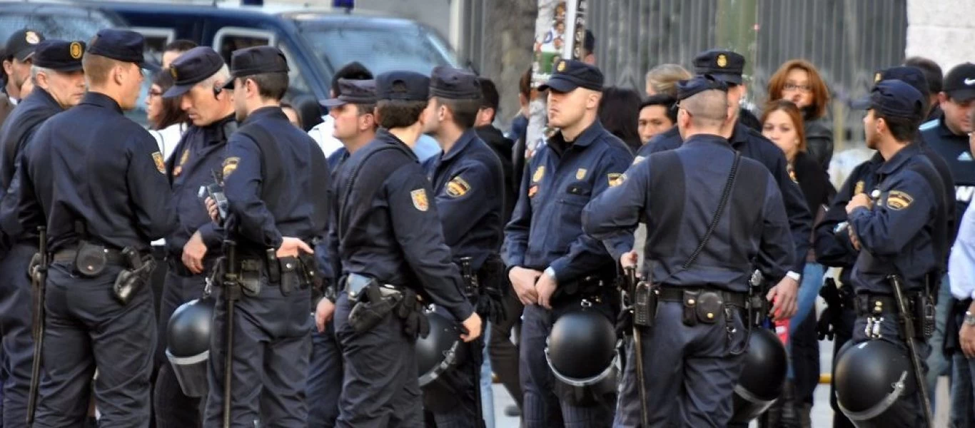 Ξύλο στην Ισπανία: Αστυνομικοί κτυπούν πολίτες που παραβίασαν την απαγόρευση κυκλοφορίας (βίντεο)